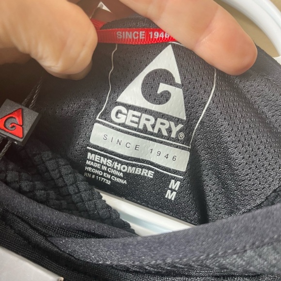 NWT GERRY On the Go Travel Apparel Lightweight Hoodie Black Medium #XG8680 - Picture 3 of 10